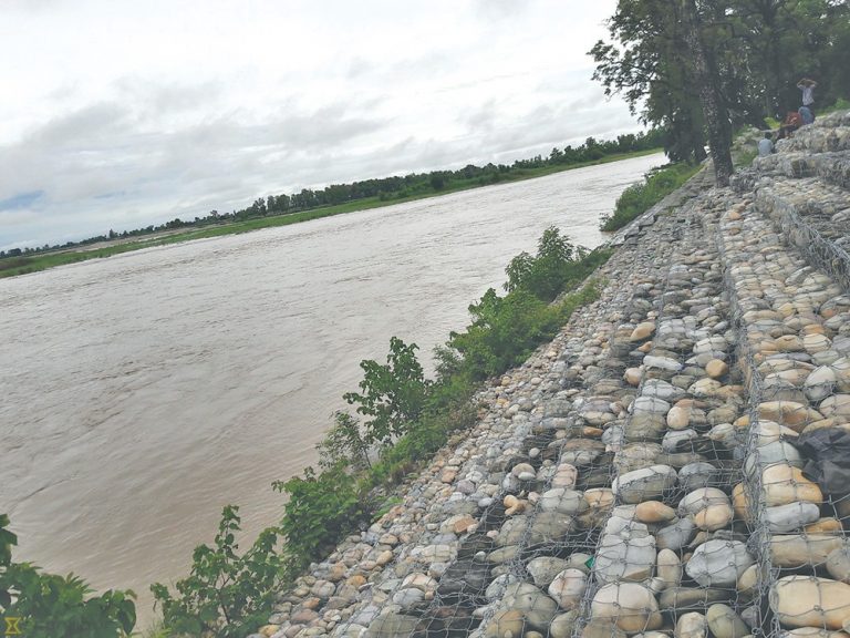 राप्ती नदीमा आपत्कालीन तटबन्ध निर्माण