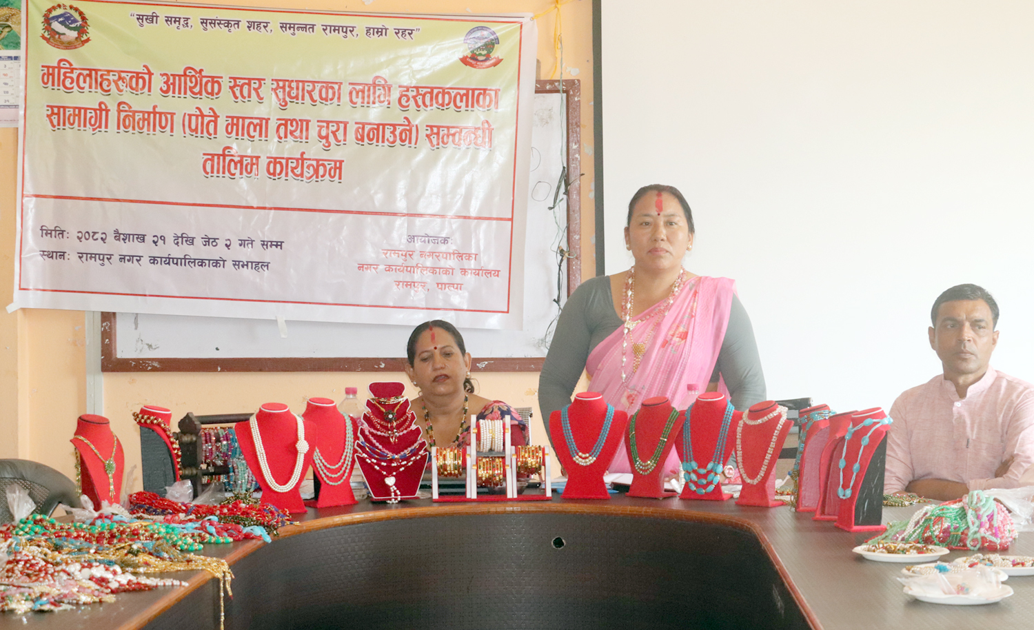 रामपुरका महिलालाई पोते, माला र चुरा बनाउने तालिम