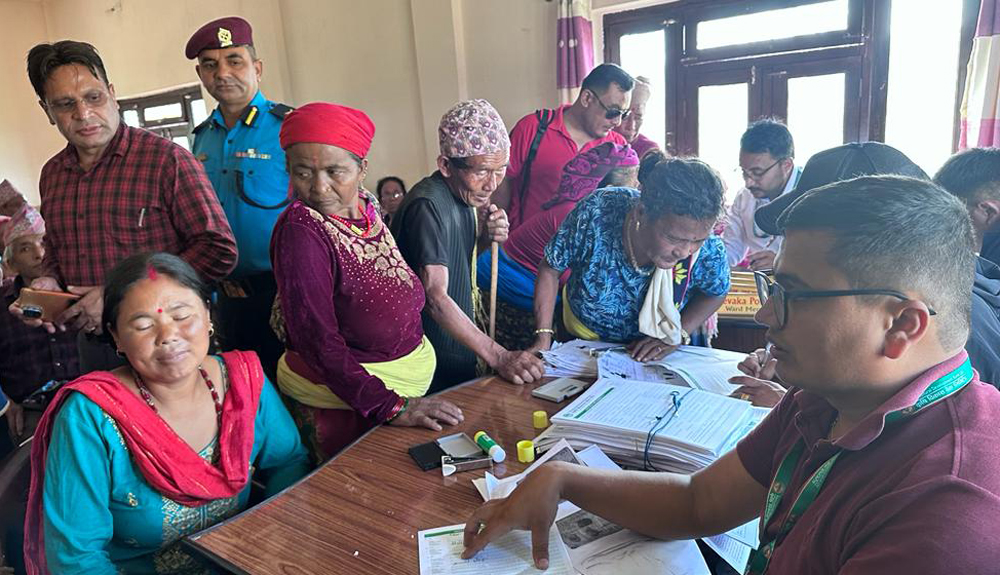 टोलमै पुगेर सामाजिक सुरक्षा भत्ता वितरण गर्दै रामपुर नगर सरकार 