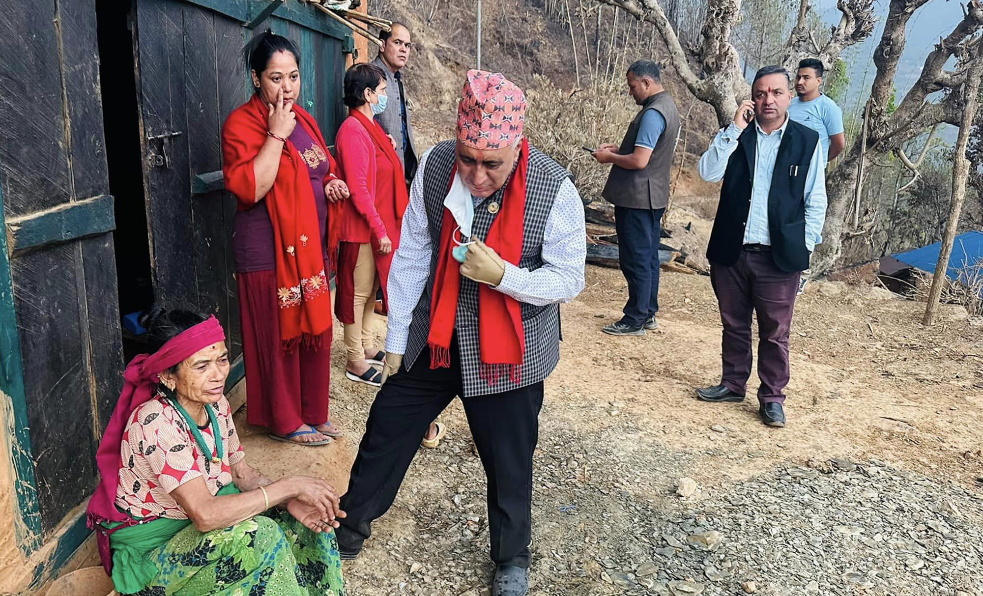 सांसद भण्डारीले आगलागी पीडितलाई भने– ‘घरवास जले पनि, मन नजलाउँनुहोस्’