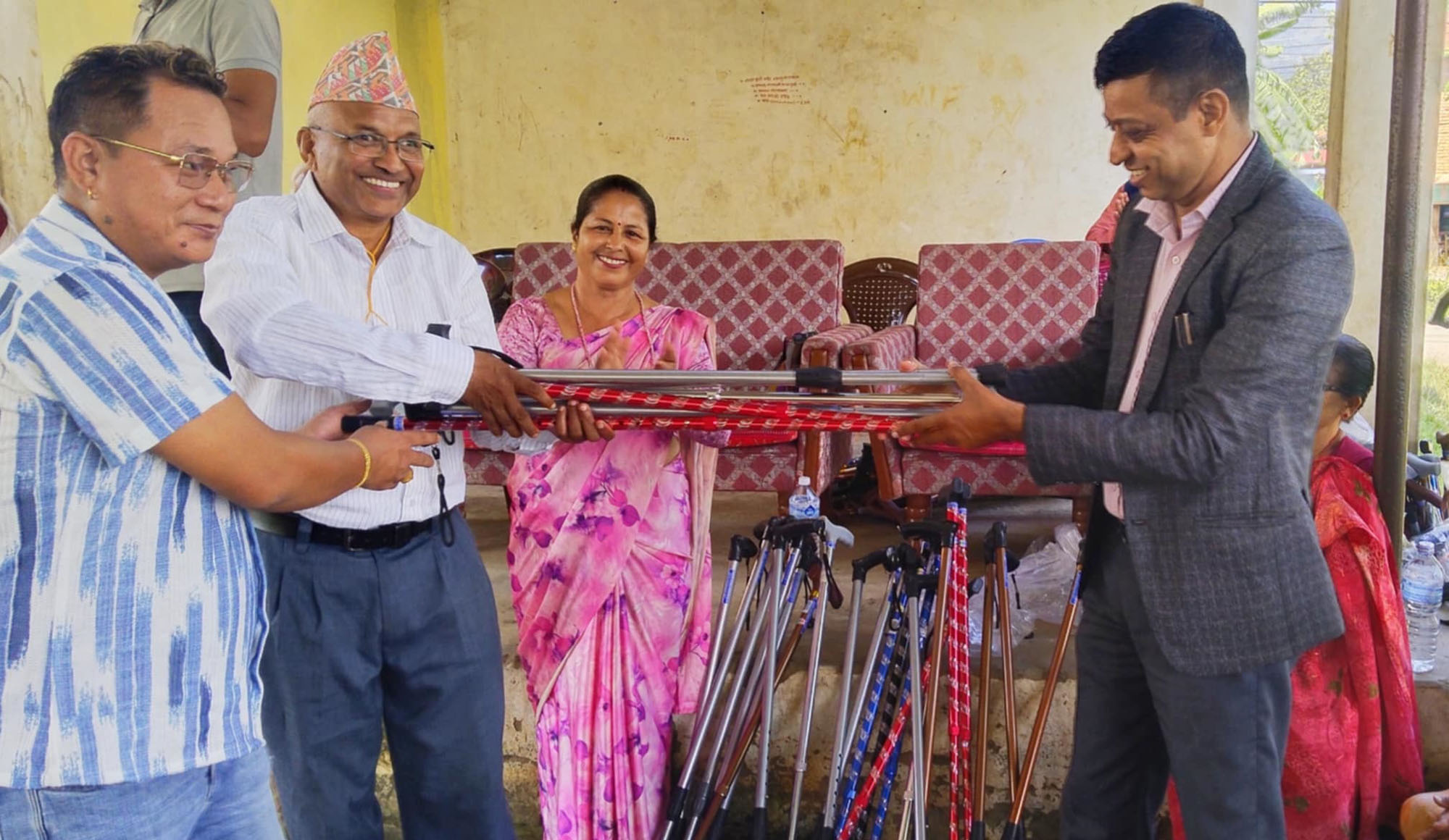 तानसेनको दमकडामा ज्येष्ठ नागरिकको आँखा परीक्षणसँगै लठ्ठी वितरण