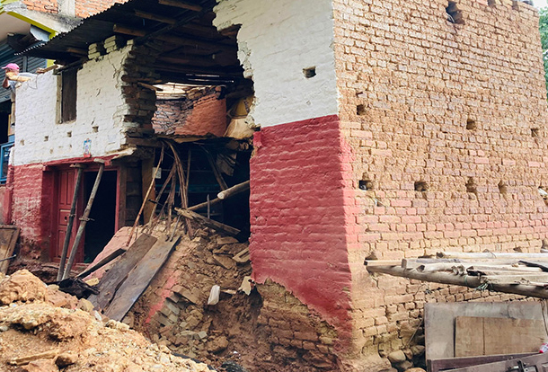 अविरल वर्षाले भत्कियो घर, परिवार विस्थापित