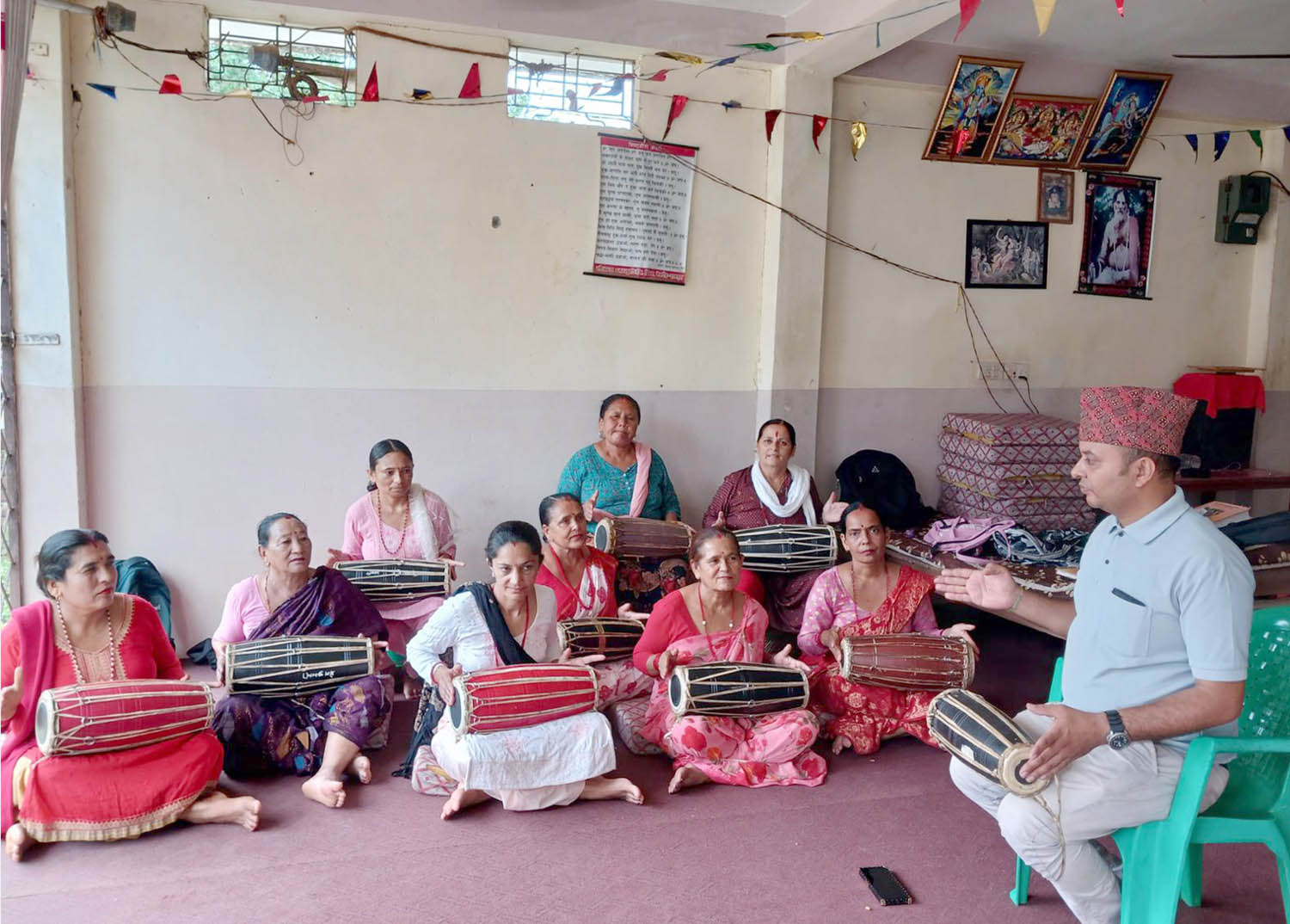 आफैँ खर्च जुटाएर बाद्यवादन सिक्दै महिला