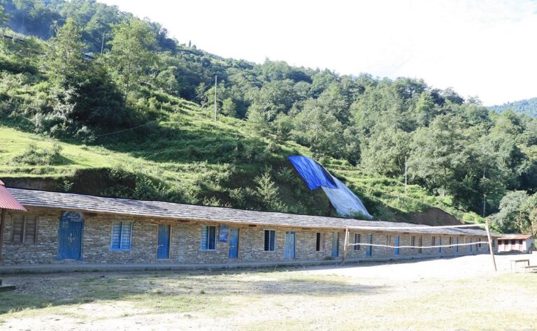पहिरोले भवन बगाएपछि विद्यालय स्थानान्तरण
