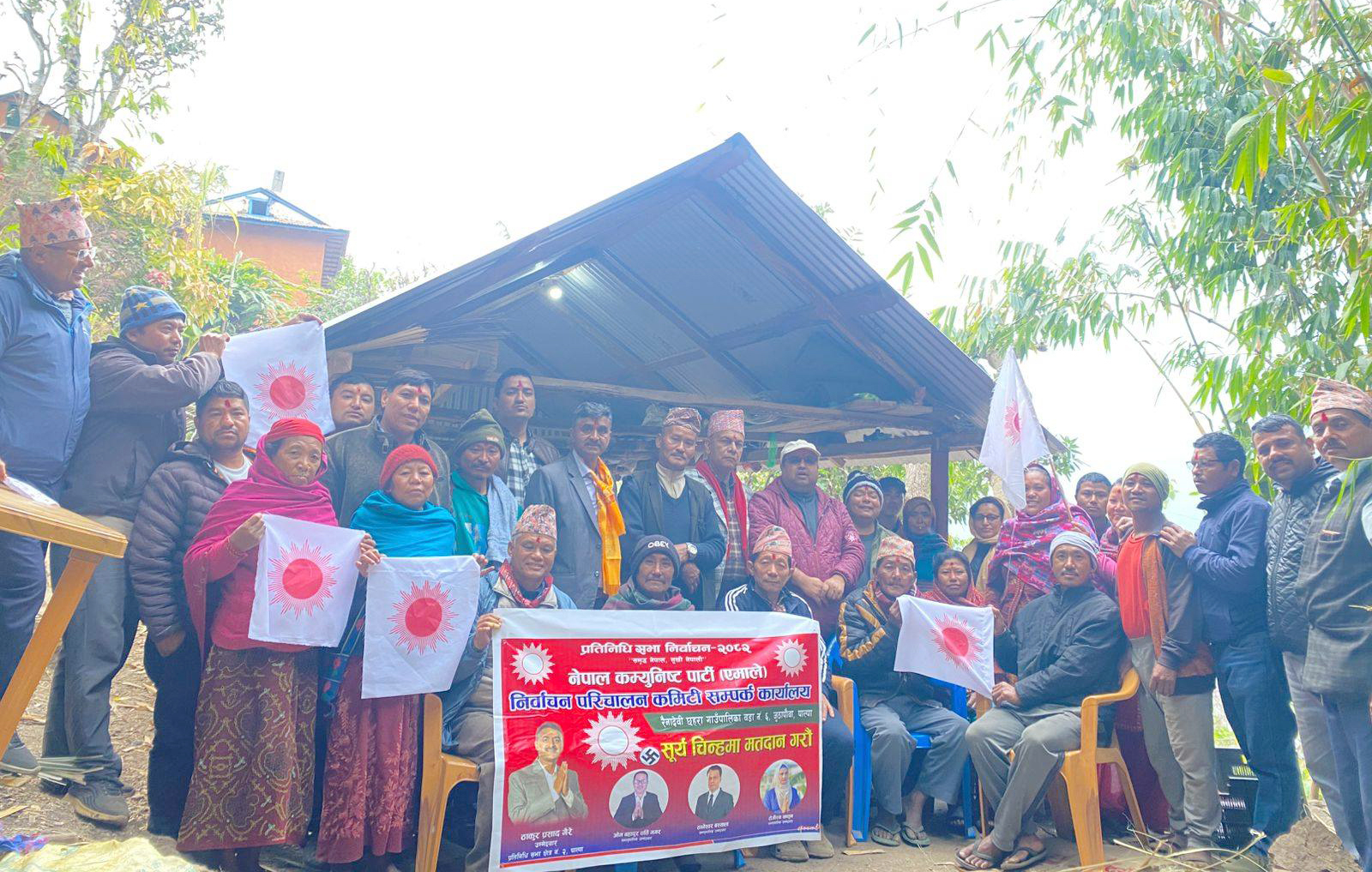 घरदैलो कार्यक्रममा व्यस्त एमाले उम्मेदवार गैरे  